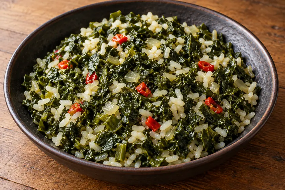 Karalahana Diblesi de Giresun avec chou cavalier sombre finement émincé, riz blanc, oignon translucide et petits morceaux de piment rouge dans un bol en céramique sombre